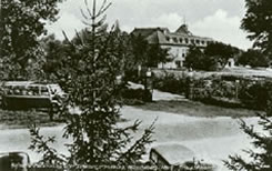 Eingangsbereich mit 1937 erbautem "Gefolgschaftshaus"