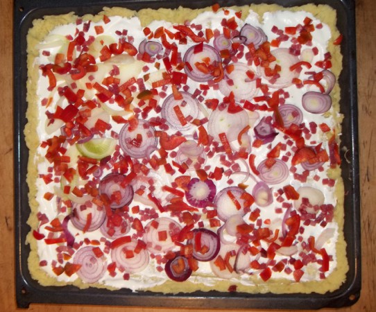 Kartoffelpizza mit Zwiebeln (und Paprika)