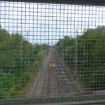 Vergitterter Blick auf Bahngleise vor Malchow/Berlin