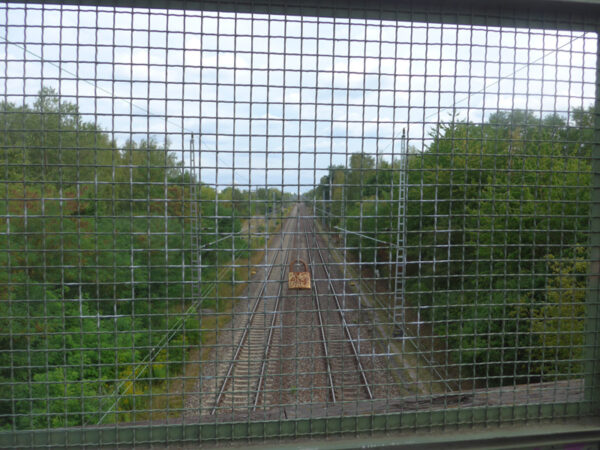 Vergitterter Blick auf Bahngleise vor Malchow/Berlin