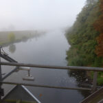 Blick von einer Brücke auf den Hohensaaten-Friedrichsthaler Kanal und Morgennebel