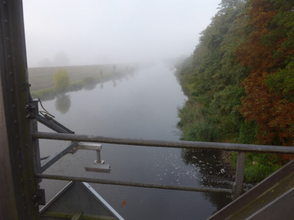 Blick von einer Brücke auf den Hohensaaten-Friedrichsthaler Kanal und Morgennebel