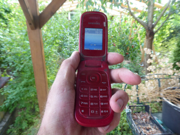 Display und Tastatur eines roten Klapp-Handys