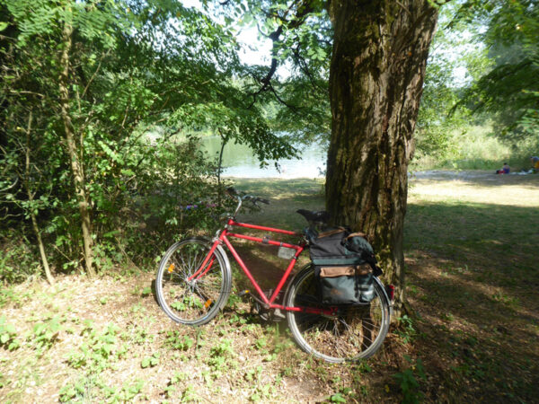 Fahrrad an Baum gelehnt vor dem Gamensee bei Falkenberg/Mark