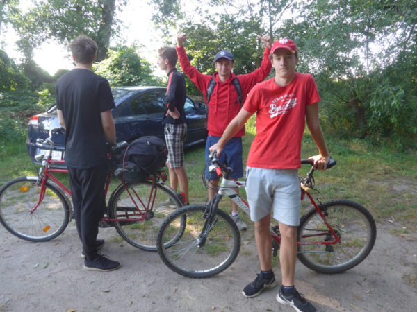 Vier Jungs und vier Räder