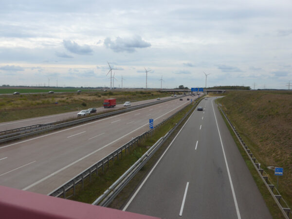 Auf einer Brücke über dem Berliner Autobahnring vor Neu-Lindenberg