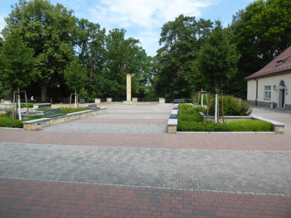 Der Hof mit der Stele zu Ehren Erwin Baurs