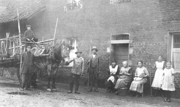 Hofszene um 1920 in Duisburg-Serm