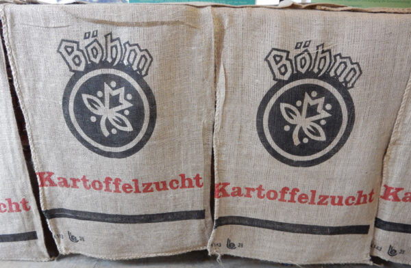 Kartoffelsäcke mit dem Logo der Kartoffelzucht Böhm