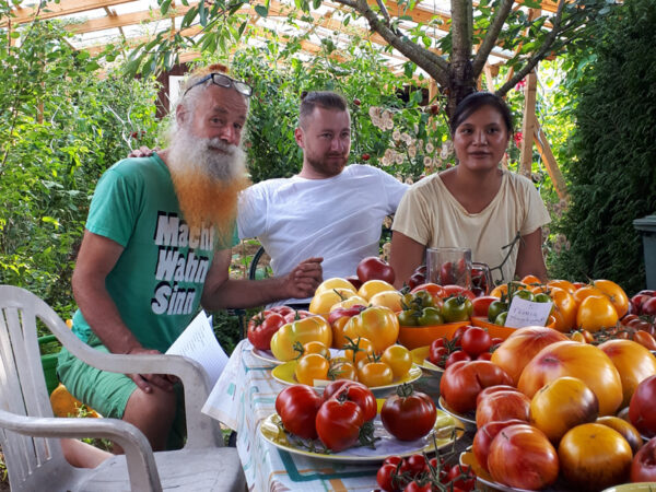 Meine zukünftige Schwiegertochter, mein ältester Sohn und ich vor den aufgetischten Tomaten