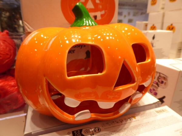 Jack-o'-lantern of porcelain