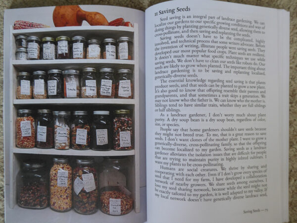 Abbildung aus dem Buch 'Landrace Gardening', das einen Schrank mit Einmachgläsern voller Saatgut zeigt