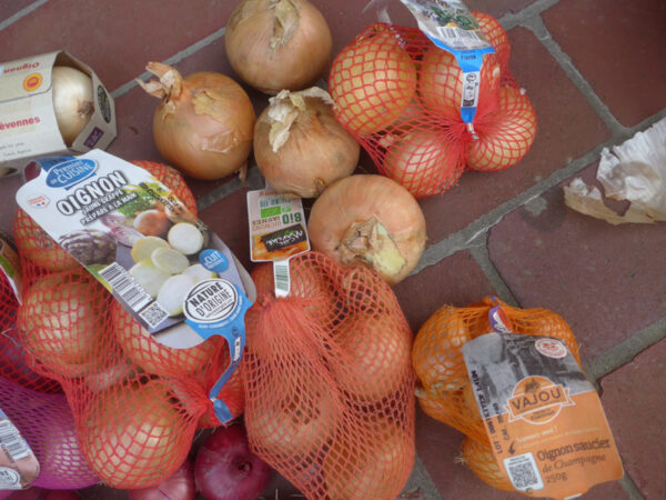 Gelbe Zwiebeln in Netzen vom Discounter